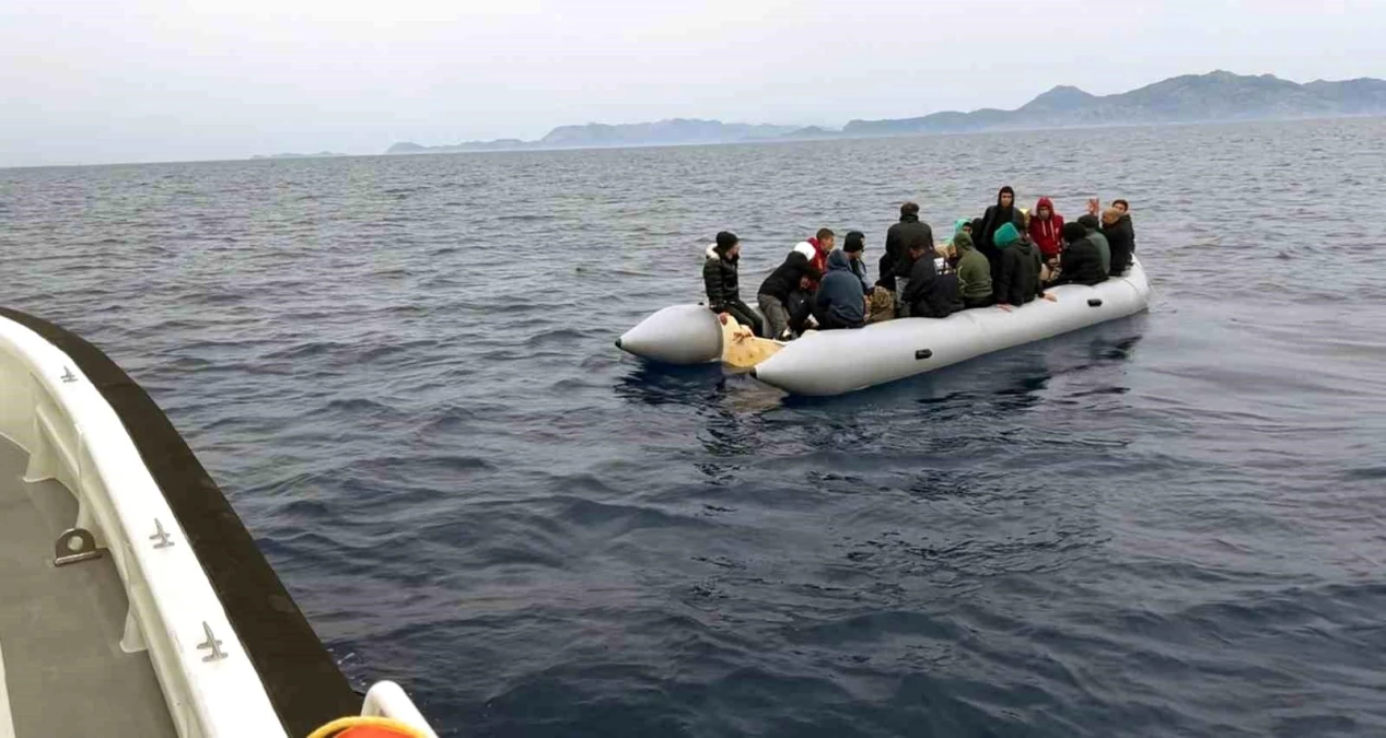 Marmaris'te Yunanistan tarafından geri itilen çocuklar ve göçmenler kurtarıldı