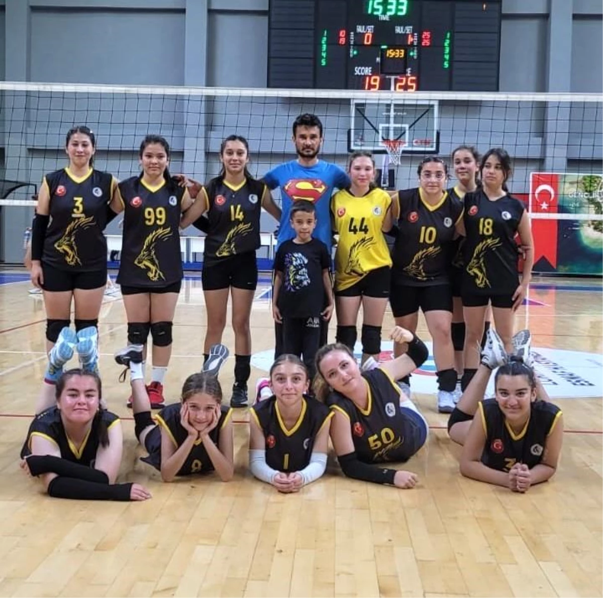 Muğla'nın Köyceğiz ilçesi Akademi Spor Kulübü Küçük Kız Takımı Grup Birincisi Oldu